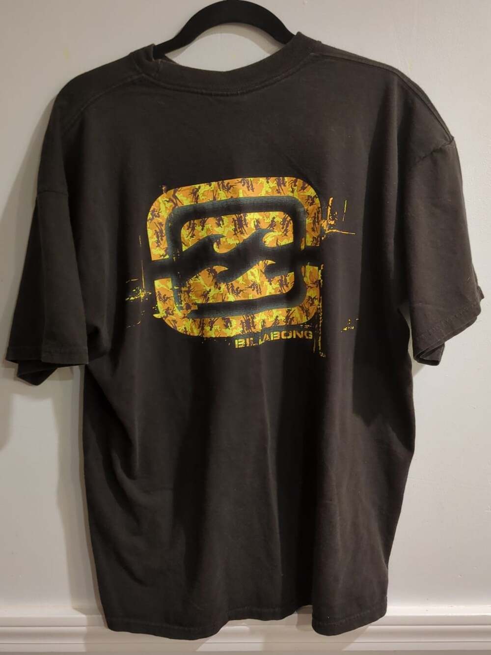 Vintage Y2K Billabong Graphic Surf Skate T-Shirt Black Yellow Camo